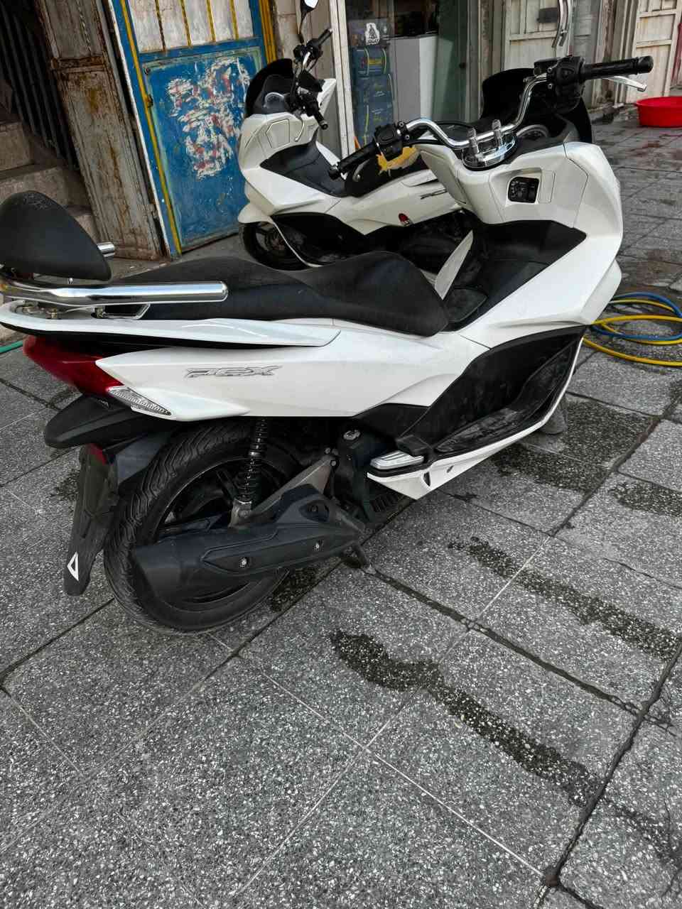 السلام عليكم دراجه pcx للبيع مكفوله كفاله عامه جديده مابيها نقص ماشيه 37 الف جديده مكينه ناعمه السعر 15 مكاني بغداد مدينه الصدر رقم الهاتف ***********
