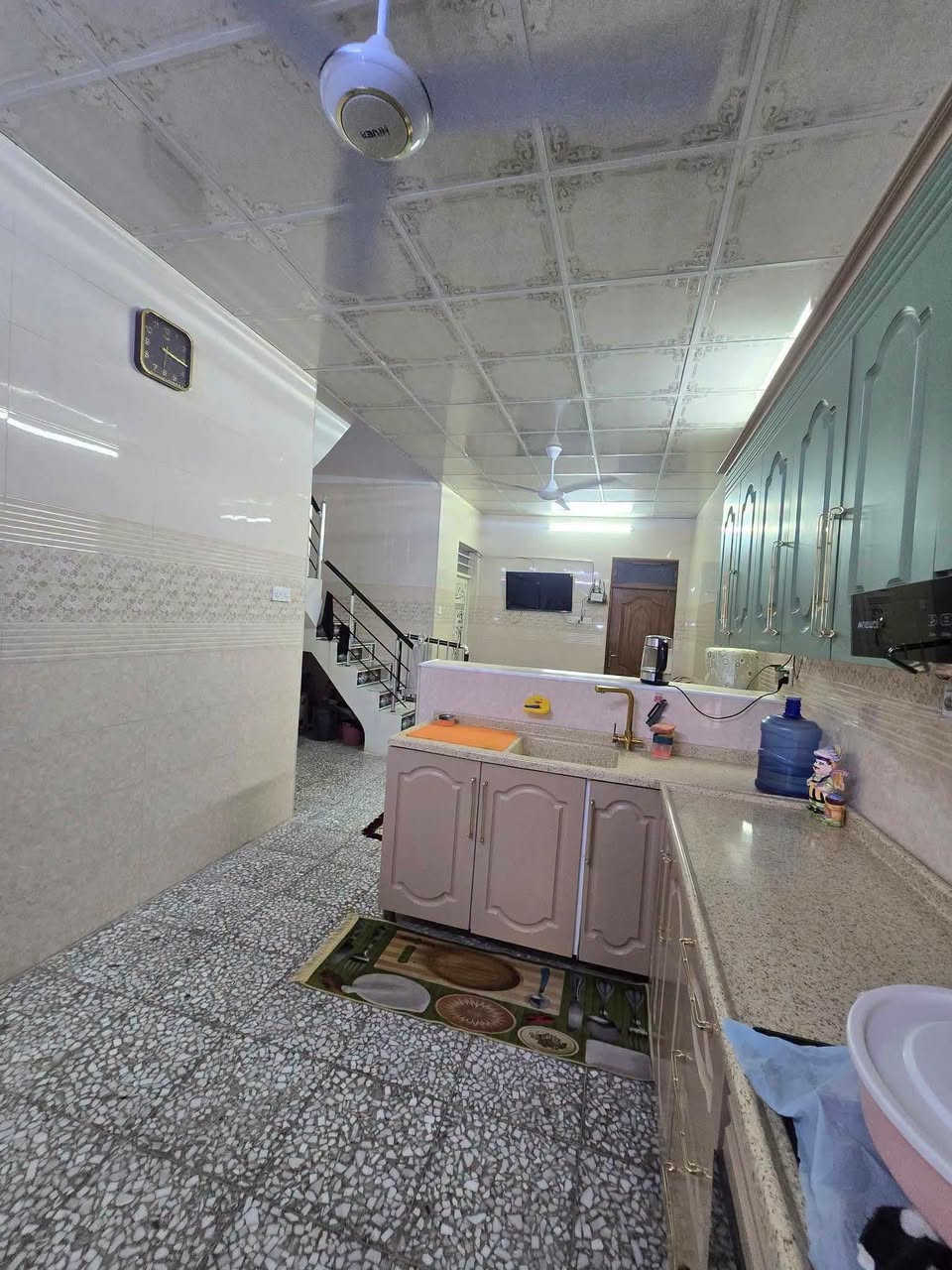 بيت لبيع بشارع المطار القديم المساحه ١٠٠متر طابقين يحتوي على غرف ٢ وصالات ٢ ومطبخ وستقبال ومكشوفه وصحيات السعر ٣٨وبي مجال للستفسار *********** مكتب بركات ام البنين قرب مثلجات سنبله

