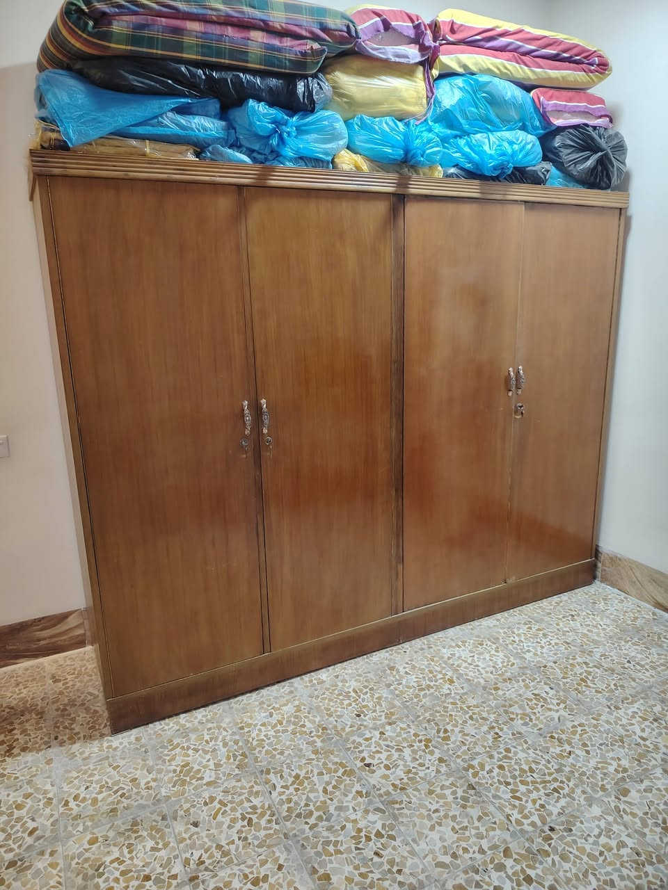 للبيع قصنصور اربع ابواب نظيف جدآ مستعمل قليل السعر 175 المكان حي سومر فرع الثرثار التواصل مع صاحب المنشور على الرقم ***********
