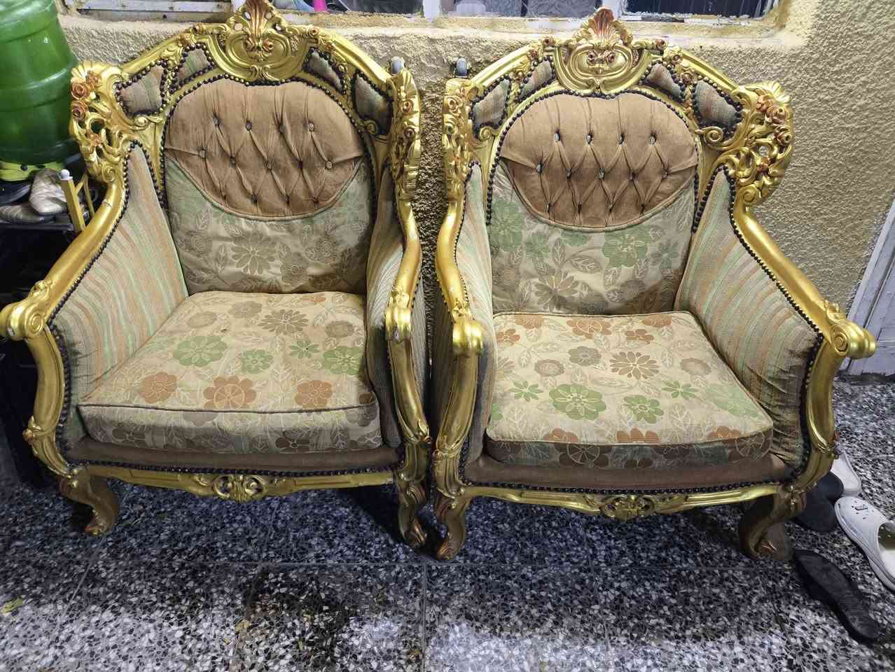 تخم كرسي ملكي نضيف عدد ٢ 
قنفه صاج عدد ١ 
تخم عدد ٢ بي كسر قليل 
قيم واخذ الاتصال ع الرقم ***********
