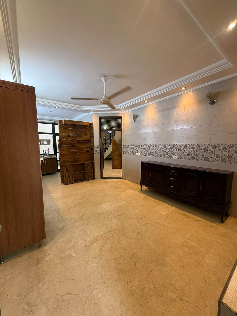 🔱 دار في الكراده قرب كرزات بعلبك تجاري لـلايـجـار 🔱

عنوان الدار :- 📍كراده داخل قرب كرزات بعلبك

♦️ الـمــســاحــه :  270 مــتــر 

✨ للشركات  فقط 

🛑 يـحـتـوي الـدار عـلــى  : 

-  كراج  حديقه
- صالات عدد  2
- غرف النوم عدد 6 و مجموعه صحيات
- مطبخ  حار ومطبخ بارد

- بـدل الايـجـار  عـنـد الاتـصـال 

#المهندس_عمر_الزيدي  ☎️

***********   -    ***********

- نـسـتـقـبـل كـافـه العروض التجاريه والسكنية في الكراده والجادريه والعرصات الهندية 

- عنوان الشركة دار السلطان في العرصات الهندية مجاور فندق بلوم
