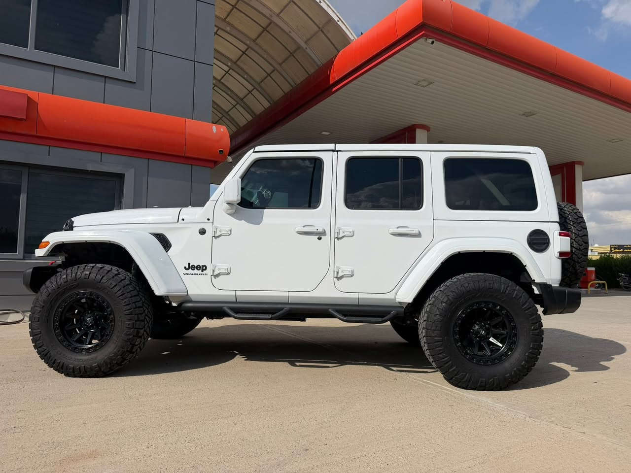 رقم السيارة : شمالي 22
موقع السيارة :اربيل

نوع السيارة : جيب رانكلر jeep wranglersport 

موديل السيارة : 2024

المسافة المقطوعة: 10000 ميل 

محرك6  سلندر 

مواصفات: sport 

بصمة تشغيل 

بصمة ابواب 

تشغيل عن البعد 

كراسي تدفئة 

ستيرن تدفئة

رادار وتحديد سرعه 

مداخل تايبسي USB للجوال

لايت زينون + بك لايت LED 

ملاحظات: بدون صبغ 1 PDR ايرباك ستيرن سستم سيارة جديده 

للأستفسار :📞

***********
