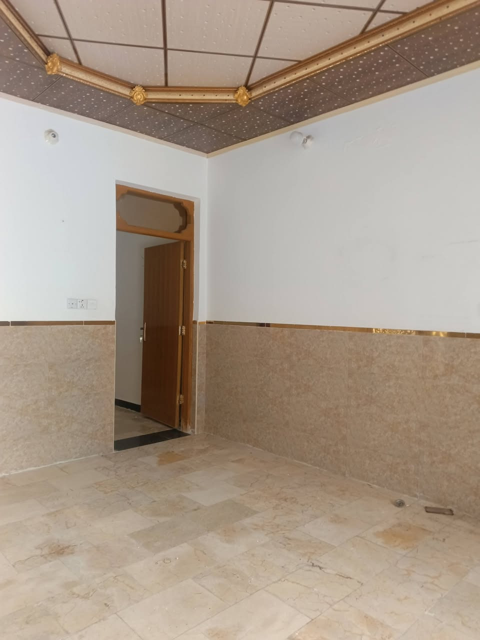 سلام عليكم 
بيت الايجار 50 متر طابق واحد 
بحي الجامعه 
غرفه وصاله ومطبخ 
يجاره 300 
***********
