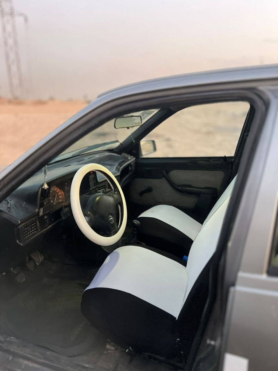 للبيع اوبل كاديت حجم 16 موديل 91 رقم نينوى انكليزي سنويه عضم 2031 كير ومحرك شرط ( طخمها جديد + وايرمنيه كلها شغاله + باتري جديد + تايرات جدد ) شرعيها داخل الموصل شرط الوكاله والتحويل من الشرعي السعر 23 ورقه
***********  - كورك 
*********** - اسيا  . بيه واتساب
