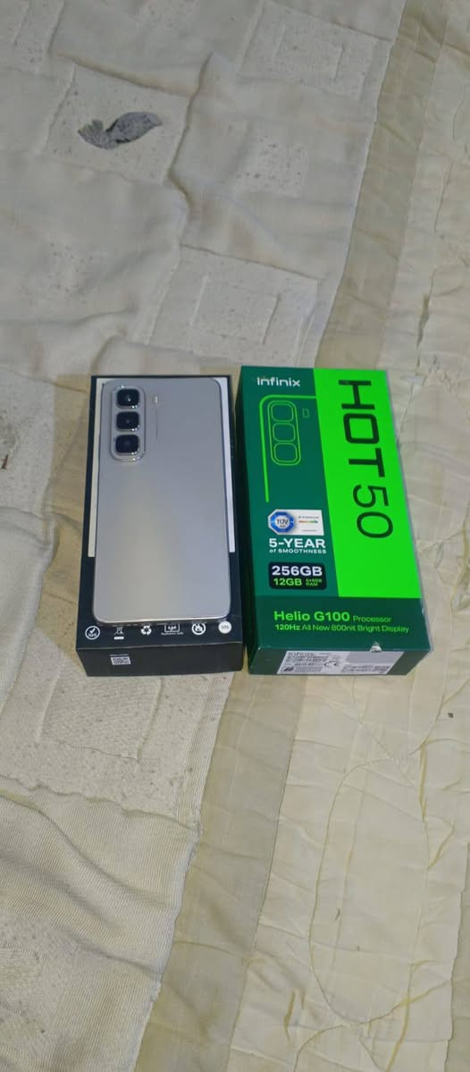 انفنكس هوت 50 للبيع سعر 250بيه مجال جهاز بعده بستيكرات الشركه استخدام شهرين ملحقاته كامله تواصل واتس ***********
