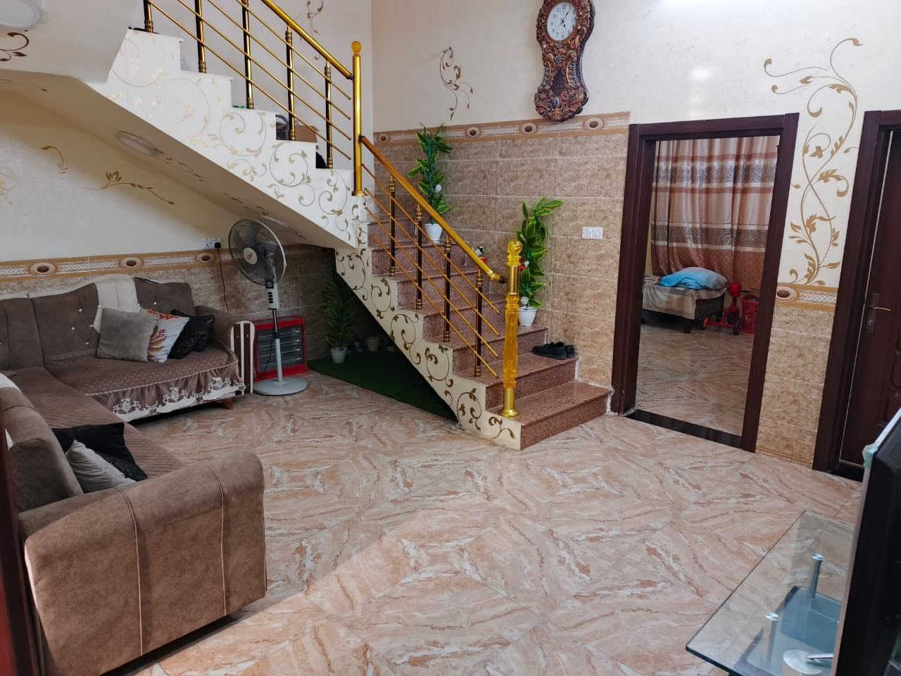 🏡 دار للبيع الديوم المربع الذهبي وبناء حديث!

• 📍المربع الذهبي (شارع 15 متر)
• المساحة: 200 متر مربع
• الأبعاد: واجهة 10 متر × نزال 20 متر
• سنة البناء: 2024 (بناء حديث – شغل درجه اولى)
• طابق واحد
🏠 تفاصيل الدار
• غرفتين نوم واسعتين
• استقبال: 
• الصالة: 
• المطبخ:
• صحيات متكاملة
• كراج سيارة واسع
📞 للاستفسار والتواصل:***********
