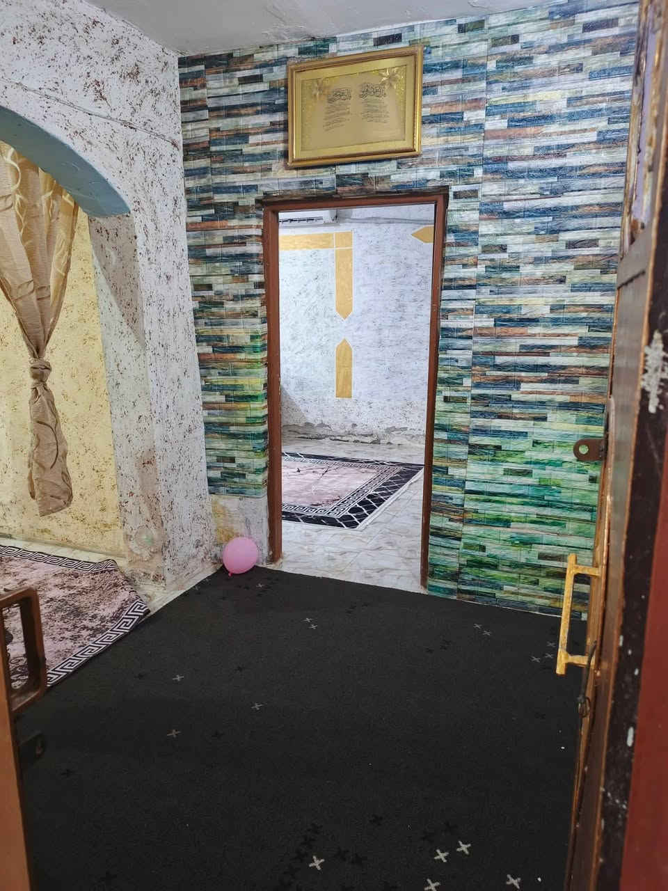 السلام عليكم دار للبيع المدائن الجعاره مقابيل معمل حليب شارع دهش او قحطان المضمد المساحه ٥٠٠ متر واجها ١٠_نزال ٥٠ 
قريب على الشارع العام /يحتوي على استقبال _غرفتين نوم _صاله + صاله درج _مطبخ گراج كبير _حديقه اماميه_ وحديقه خلفيه_ البيت عگاده _بناء قديم_ ماء _كهرباء_شارع تبليط. 
جنس العقار طابو زراعي سند ٢٥ تحويل محكمه. 
للأستفسار خاص. او اتصال ***********
