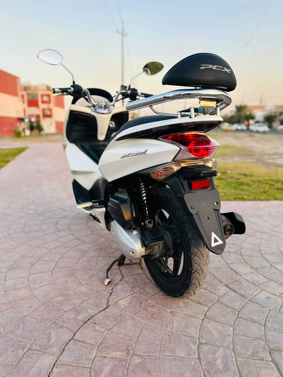 سلام عليكم PCX جيل اول ياباني🇯🇵مكينة 150 كفالة عامة مكينة ناعمة وخرسة حساس ازدحام ستان كهربائي كهربائيات كلها شغالة نظيفة وجاهزة وخير من الله مكاني بغداد وهذا رقمي *********** السعر مليون و400 بيها مجال للطيبين
