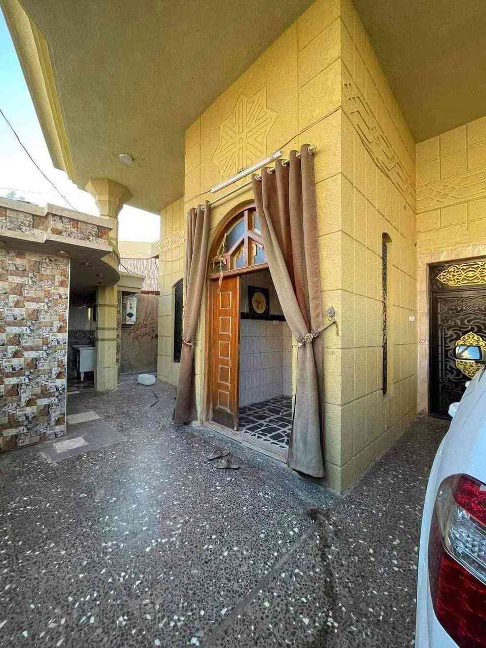 تسلسل 181

⭕️بيت للبيع في بداية حي نزال 
⭕️قرب مرطبات كراميلو 

💢المساحة : 400 م سند (واقع حال 420 م)
💢الواجهة : 17.5 م
💢النزال : 24 م

طابقين 
مكون من ست غرف نوم 
مطبخ حار وبارد 
وصالتين 
استقبال  
وهول 
ثلاث حمامات  
كراج

 ⚠️ الشارع 🚸 : 12 م

🧰⚖️ نوع الملك 🧰⚖️ : طابو صرف سند 

💸💰 سعر 490.  💰💸: مليون وبي مجال

مكــتب الطــيب للــعقار | 🏠
قــرب مجــمع الشفاء | 🏢 📍
و مقابل دائرة الكهرباء | 🏭📍
📱 |***********
