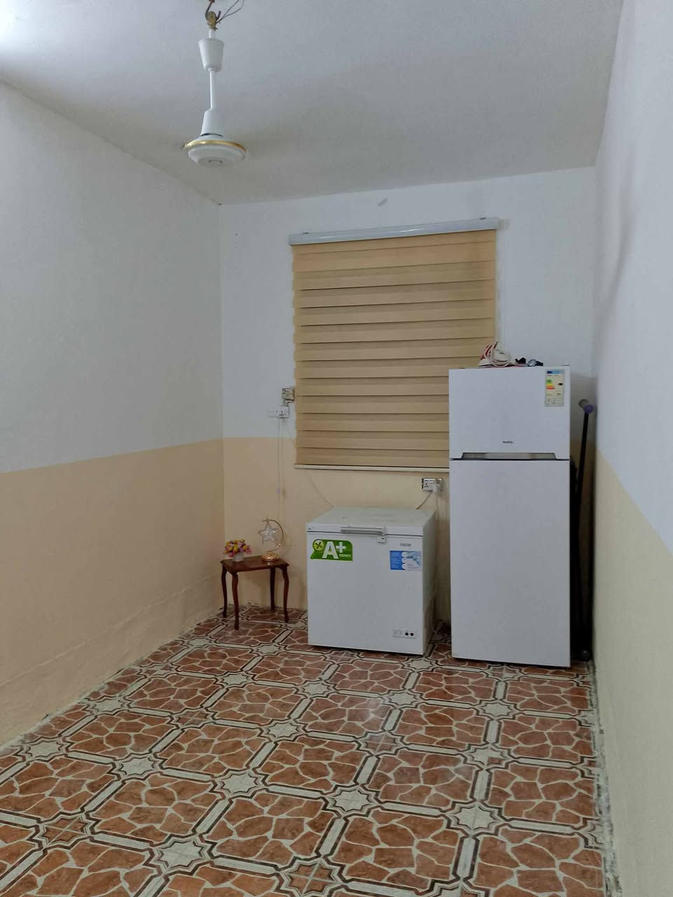 السلام عليكم بيت طابو صرف حي خضير ركن على شارعين المساحه ١٢٥ واقع حال ١٥٠ م كدامك ساحه منتزة مستقبلا غرفتين نوم وهول ومطبخ واستقبال ٦متر ماساحب عليه سلفه عكاده صحيات داخليه وخارجيه ارضيه بور سلين خدمات مجاري كهرباء مولد جاهز السعر ٧٠ وبي مجال بيع او مراوس ***********
