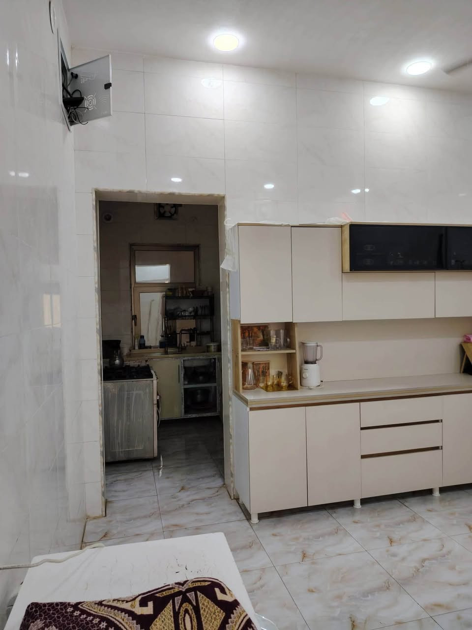 ما تلكه اجمل من هيج بيت
🔸بيت زراعي مساحة 250  سند 25  بناء 2026 
🔸حي الشموع - شارع المدارس 
🔸مقابل الطابو و على مخطط التبليط

البيت بناء طابقين

🔸الطابق الاول يحتوى على

🔹حديقة  خارجيه + داخليه
🔹مطبخ حار + بارد + مخزن للطعام
🔹استقبال انيق و كبير مع مجمع صحيات خاص به
🔹صاله  و مجمع صحيات داخلي
🔹غرفتين  ( غرفة واحد بنظام سويت )

🔸الطابق الثاني يحتى على

🔹غرفتين بنظام سويت كامل و مجمع  صحيات خاص بكل غرفة
مع صاله 

البيت بناء درجة اولى و خارطة حديثه 
تأسيس كهرباء و ماء بأحدث الانظمه
و يحتوى على اجهزة حماية خاصة لكل جهاز كهربائي

ملاحظة الطابق الثاني ينقصه القليل من التشطيبات 

للأستفسار اتصل على الرقم 
***********
