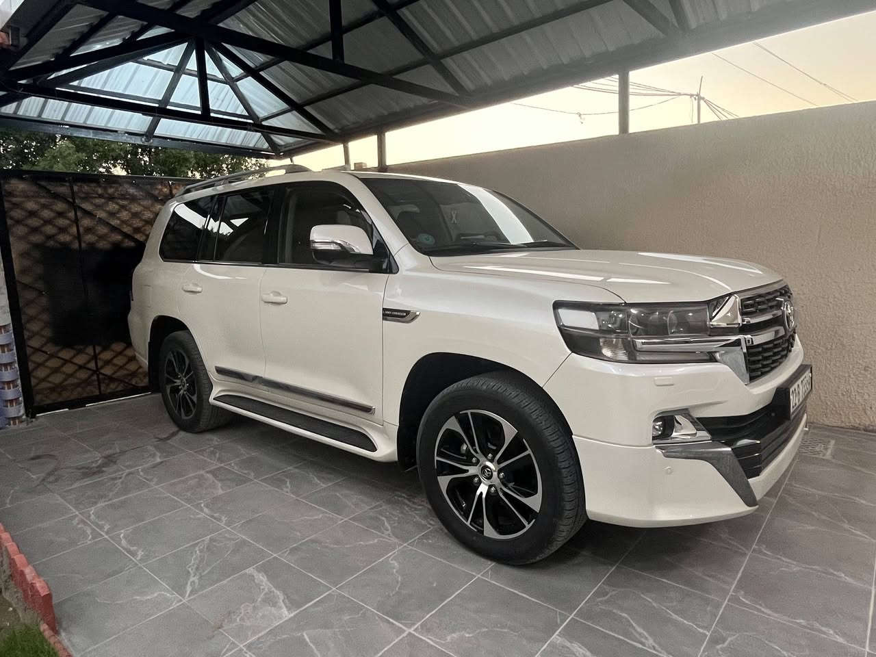 السلام عليكم
لاند كروزر GXR 2021 
Grand   Touring
مواصفات بحريني
6 سلندر 
محرك 4000 
عداد مسافه 75000
كشنات جلد لون قرميد
مرايه كهرباء 
صندوق كهرباء 
ماوس عدد 2       
كاميرات محيطية
شاشات عدد 3
فتحه سقف 
دشبول ليزري 
حساسات 
تشغيل عن بعد 
دخول ذكي أربع أبواب
تبريد ثلاث قطع
اللون أبيض صدفي
كشن كهرباء
مكفولة والتفاصيل بالمنشور
للتواصل ***********
