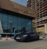 للبيع Mercedes-Benz C300 موديل 2021 Night Edition،  الي يدور جديد  بوض...