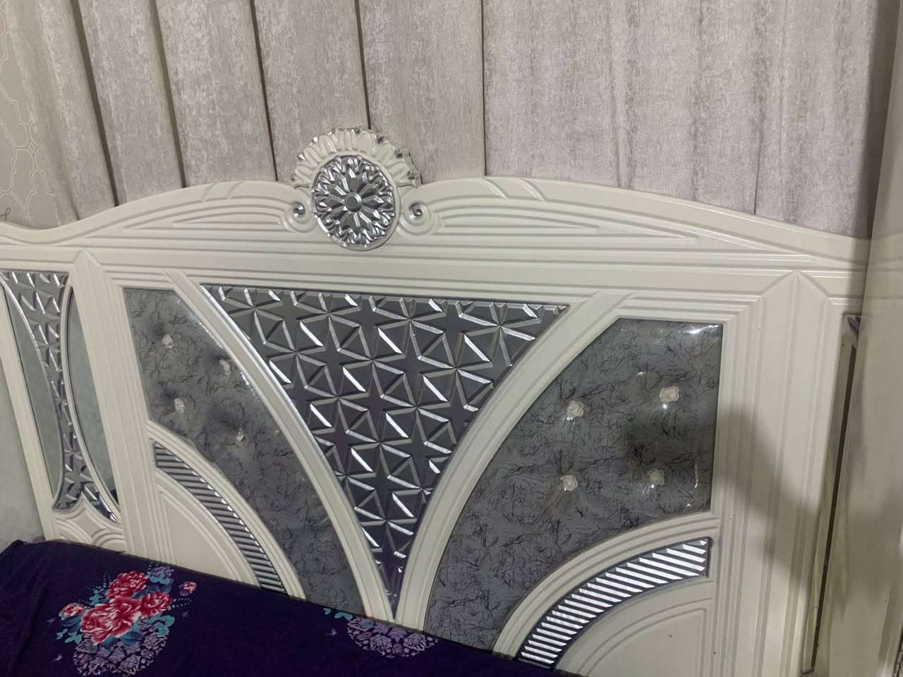 سلام عليكم اخوان عندي هاذي الغرفه للبيع عنواني كربلاء المقدسة السعر قيم بل المعقول وتعال شيلها  ستفسار ***********
