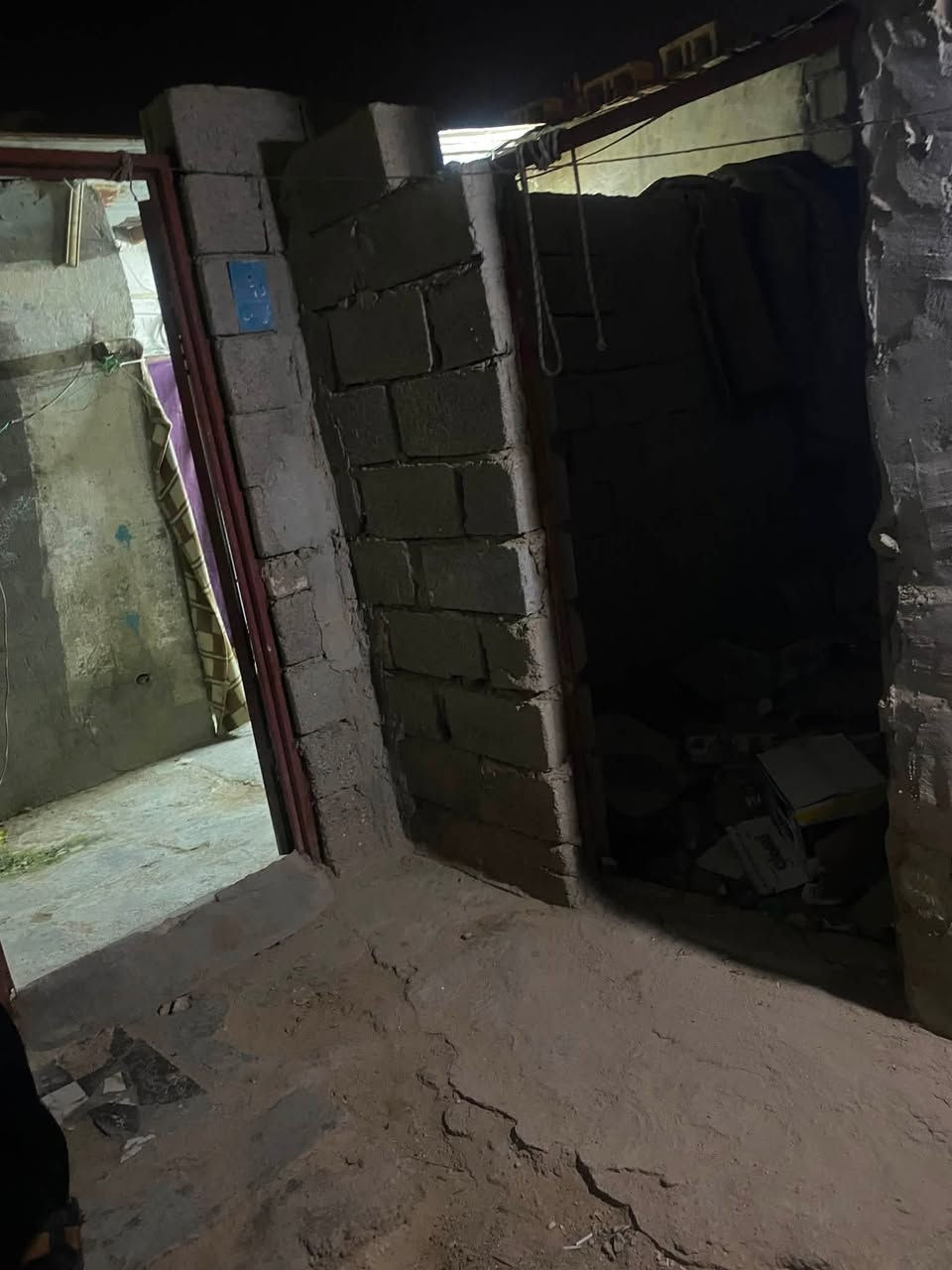 السلام عليكم بيت تجاوز للبيت منطقه خمسه ميل قريب على السوك الجديد وسكه القطار بيت مساحته 150متر أو اكثر بيه غرفتين وهول ومطبخ وحمام داخلي وتواليت خارجي وبيه طارمه وساحه جبيره مثل ما موضح ومخزن وترك وره البيت  عارضه ب9وبيه مجال قليل كلش  وبخدمه الشراي ***********للتواصل
