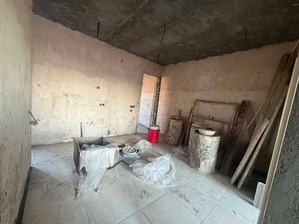 سلام عليكم  بيت للبيع  125متر يتكون البيت من غرفة نوم وصاله   ومطبخ   البيت كامل الماي والكهرباء كامل بي نقص بس  وبورك  سند25  مداور بأسم المشتري مشمول بالتطويب العنوان الديوانية مقابل حي الحضاره البو جاسم  خلف مديرية المخدرات الجديده 
السعر 20 نقد 
اقصاد 25
***********
