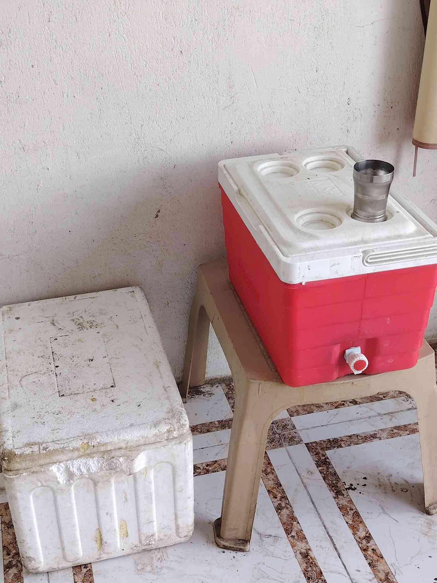 سلام عليكم غراض مطعم جاهزة للبيع جدد نضاف كلش تفصال عليك بس تجي وتشتغل  كل شيء وياهن موجود وياهن ثرامة فلافل جاهزة للبيع سعر خاص شراي يراسل يتصل وبالخدمة. ***********       مكان قضاء المدينة ام الشويج

