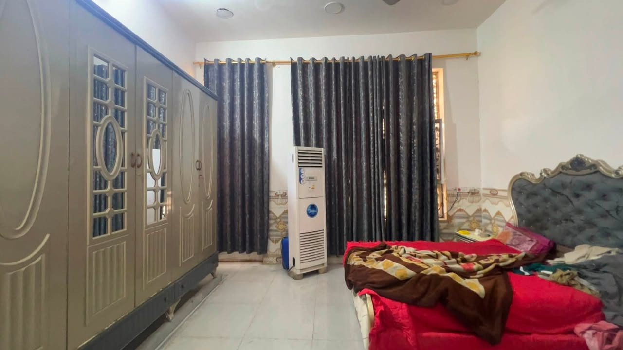 للبيع في منطقة العبيدي بداية شارع مدرسة العابد
طابو صرف 

مساحة ١٢٥ متر 

طابقين ٣ غرف نوم   ( الطابق الارضي غرفة وصالة واستقبال ومطبخ وحمام ) 

الطابق الثاني يحتوي على سويتين كل سويت ( غرفة وصالة وحمام ) 

للبيع المستعجل  ب ١٦٠ وبي مجال 

للاستفسار الاتصال على ***********
