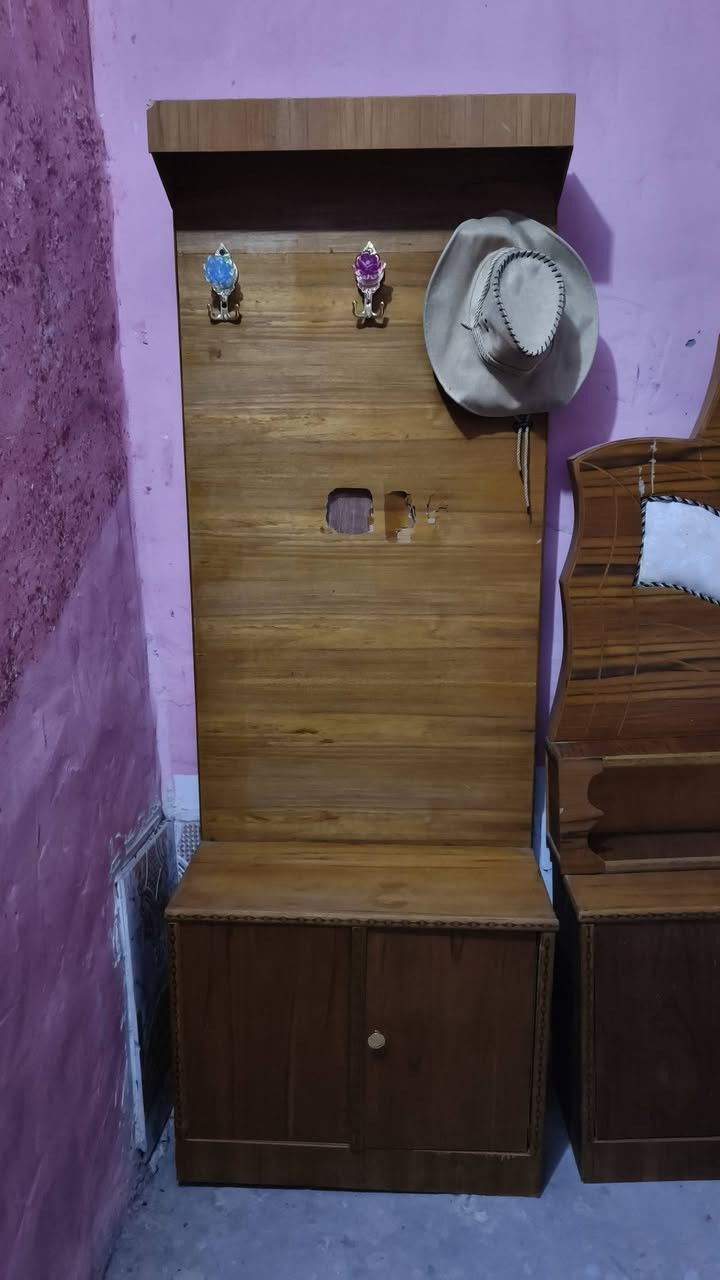 غرفه اخشاب 

جربايه هيه و تاجه 

مشر ملابس 

ميز تواليت 

للعلم بيهة خدوشات بسيطه و البيبان يرادلهن ضب براغي 

سعره 170

***********
