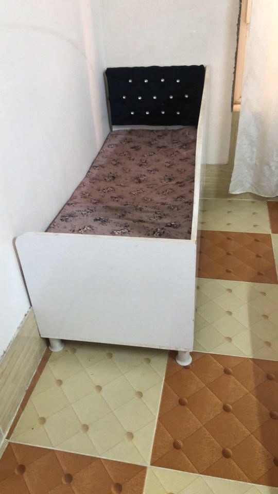 البیع
بۆ فروشتن 
دەسکرد و تازەیە شکاوی نیە 
***********
