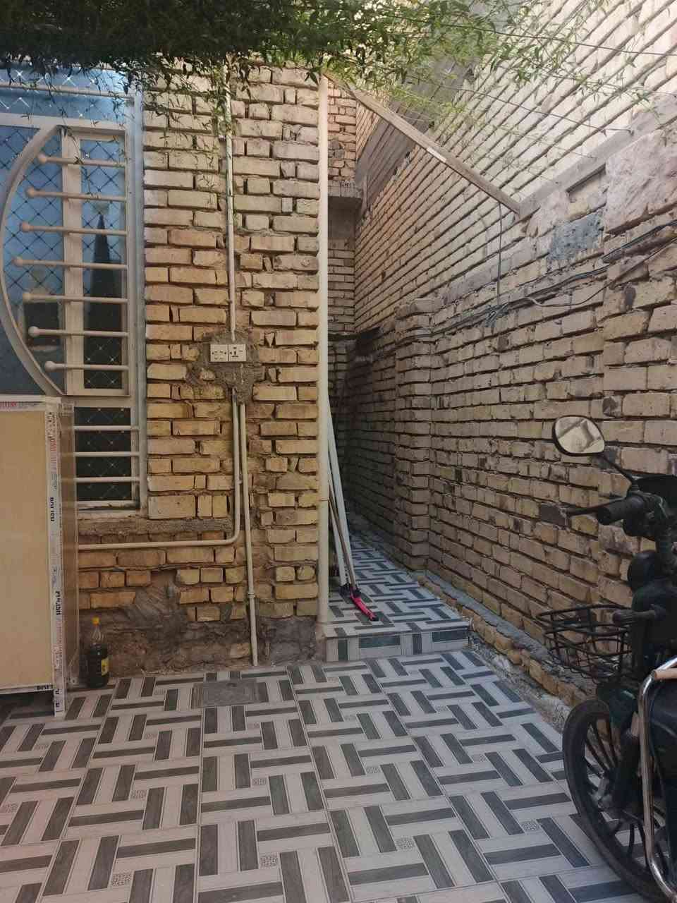 السلام عليكم تم تنزيل السعر .دار للبيع طابو زراعي سند 25 .العنوان الحمزة الغربي .الجمعيه الزراعي قريب على بيت ناطق الطريحي موقع مميز ...المساحه 200م الواجهة 15م ونص... يتكون من غرفتين نوم واستقبال وصاله واسعه ومطبخ حار وبارد وصحيات داخلية وخارجية .البيت نضيف جدا بناء حديث وجديد ..طابوق والسقف صب كونكريت .السعر 170 قابل للتفاوض .للشراء تفضل خاص او اتصل ب *********** بي واتساب
