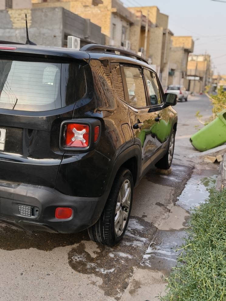 السلام عليكم للبيع أو مراوس 
جيب رنكد موديل 2019 السياره حادثها جاملغ وبيبان مبدلات تخم تاير حداديه جدد مكينه وكير مكفلات سنويه لل27 مكاني ميسان حي الجامعة 
رقم الهاتف *********** عمارة, ميسان
