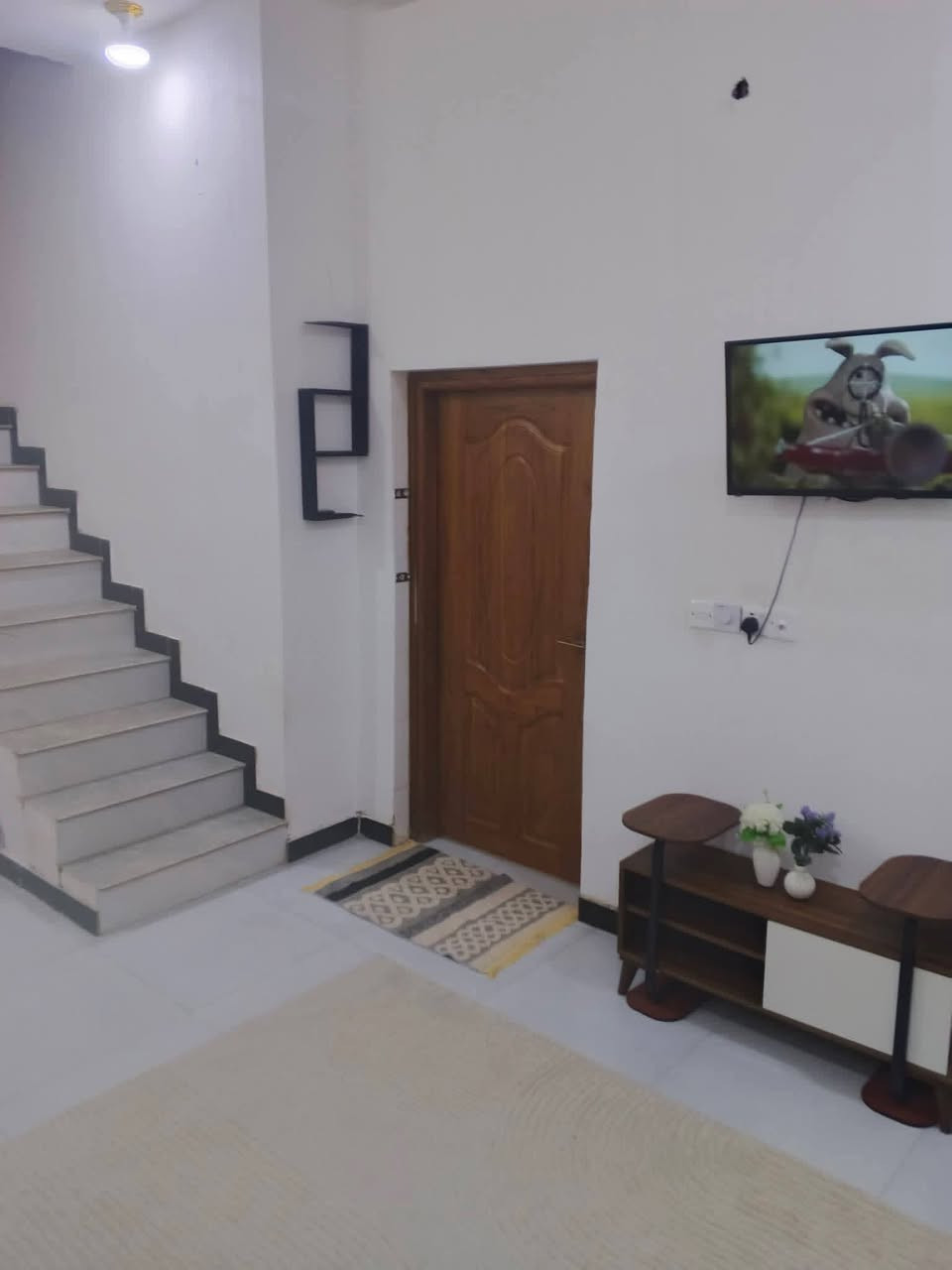 بيت مساحته 100 متر مربع
الواجه 8  ونزال 12 رباط ارضي سقف كونكريت مسلح  يحتوي علئ  غرفيتن منام + صاله
# مطبخ + دوانيه + صحيات داخلي وخارجي
البيت كامل  بناء جديد
سعرالعقار مع الاثاث... 75..
# العقار طابوزراعي عراقي تحويل بسم المشتري
الموقع عويسيان خريبط  
***********
