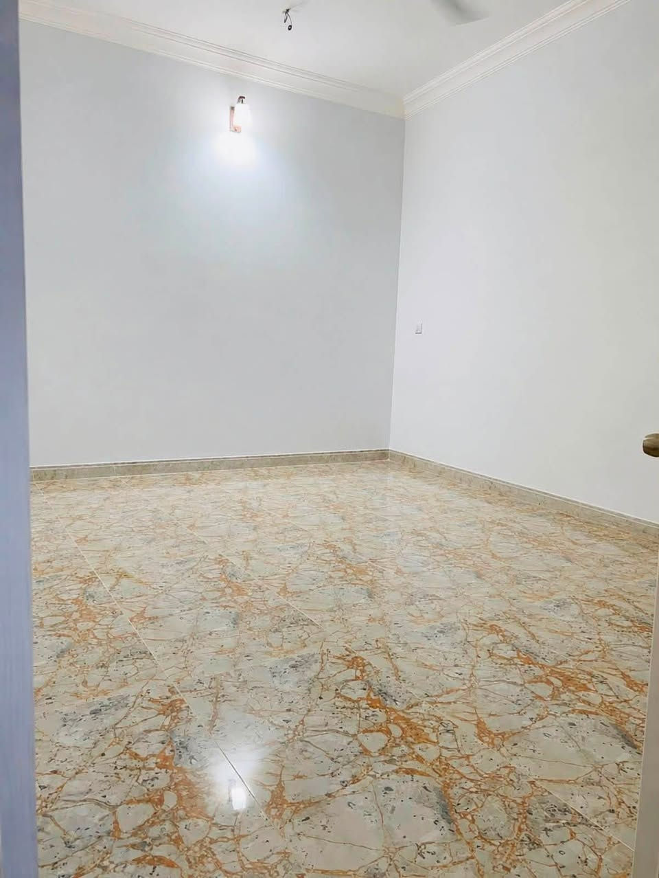 للبيع دار سكني بمساحه 200م الواجه 10 النزال 20 
موقعه الديوم توحيد  البيت بناء طابوق 🧱 
طابق واحد غرفتين نوم صاله مطبخ واسع 
تواصل *********** وحياكم الله
