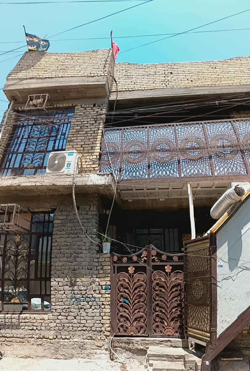 بيت طابقين مسلح بناء ٢٠١٦ مساحة ١١٠ م قطاع ٤٢ قرب المدارس 
الارضي 
استقبال + 2 غرف نوم + صالة + مطبخ / حمام / مرافق 
الطابق الاول
3 غرف نوم + صالة + مطبخ / صحيات مشترك
درج خارجي
ويصلح لفصل الارضي عن الاول .
للاستفسار على الرقم 
***********
