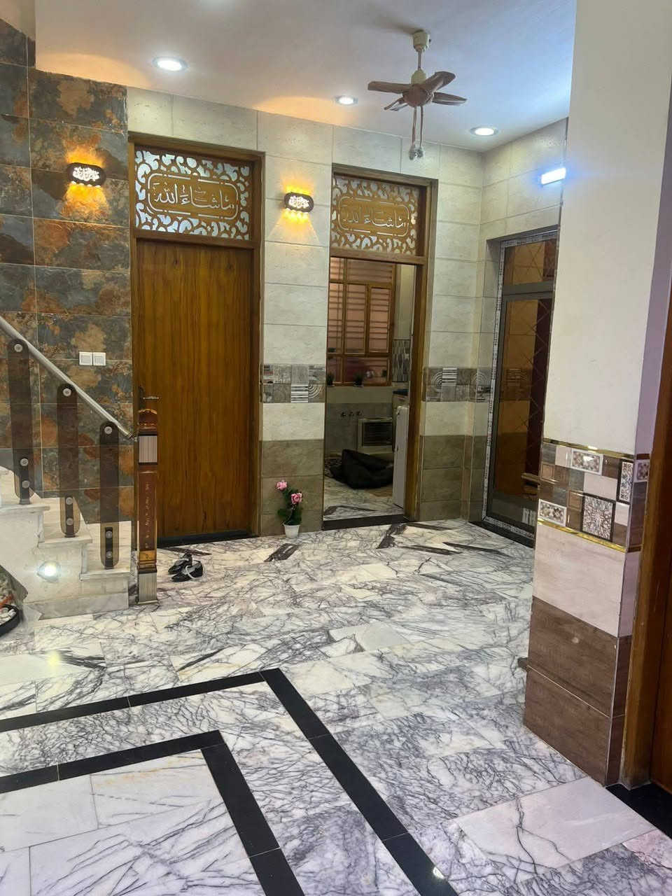 السلام عليكم بيت قطاع 72 المساحه 144 بيت كامل مواصفات قريب على ساحه يكون فرع تفاصيل البيت غرفه جوه واربع غرف فوق البيت ساحب عليه اسكان تريد انت تسدد الاسكان او اني اسدد الاسكان ماكو اي مشكله الاستفسار ***********
