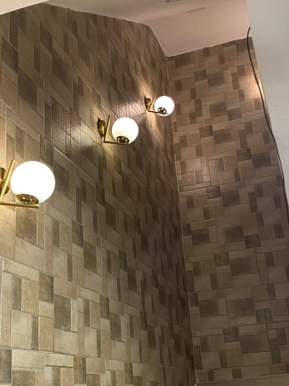 زوج ثريات 
اربع براكيتات
ساعه جداريه وجهيين
كلهم ب٨٠ الف
***********
