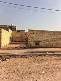 بيت هيكل للبيع مساحه الارض 300 متر  خدمات ماء كهرباء مجاري رصيف مقرنص ...