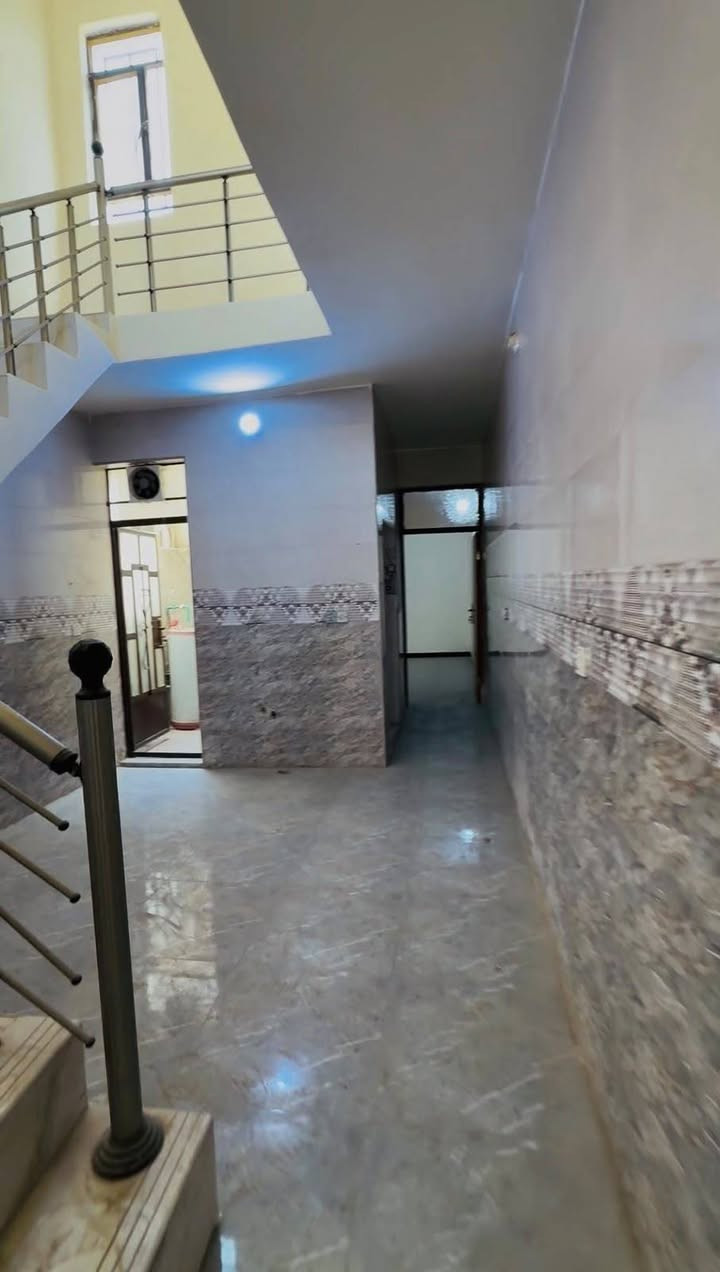 🏡 فرصة سكنية مميزة في قلب منطقة الانتصار – الراشدية

✨ مشتمل 75م² | طابو ملك صرف سكني | تحويل مباشر
طابق واحد – موقع ممتاز جدًا

📍 الموقع: بغداد – الراشدية – منطقة الانتصار
مقابل مستشفى حماد شهاب، وقبل مرور الحسينية، المربع الأول، وقريب جدًا من شارع 25.

🏠 تفاصيل العقار:
• استقبال وصالة
• خدمات
• غرفة نوم
• منور
• بيتونة
• طابق واحد
• سند طابو ملك صرف سكني
• تحويل مباشر

⭐ الموقع يجمع بين السكن الهادئ والقرب من جميع الخدمات، وقريب من الشوارع الرئيسية والمرافق المهمة.

🔑 العقار معروض حصريًا لدى مكتب الموسوي للعقار

📞 للاستفسار والحجز:
***********

🏢 مكتب الموسوي للعقار
مجاز رسميًا ووكيل معتمد لدى منصة عقاري

موقع ممتاز… ملك صرف… وتحويل مباشر
لا تفوّت الفرصة، وتواصل معنا لمعرفة التفاصيل.
