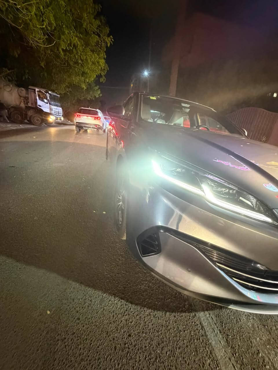 سلام عليكم شباب عندي صيل 6زيرو ماشيه لممشه لكلي ٨٠٠٠الف سياره مكفوله كفاله عامه وسياره جديده بمعنه لكلمه سياره بسمي تحويل ثانيوم  سياره موصفاتها كرسي كهرباه 1بطاره 80وتجي 4كامرات محيطه غراضها كامله  سعر 24مليون وبيها مجال حك جيه بس عنوان بغداد شارع فلسطين الاستفسار ***********علي
