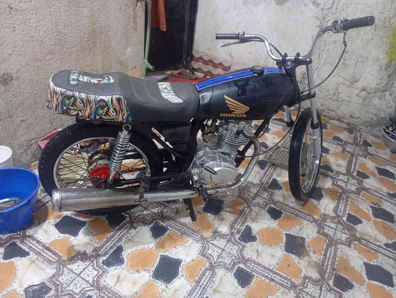 للبيع نامه شلامجه ادوات ماكينه نظيفه حلوه مجورده و صبغتها مال حجز الدراجه كامله ما بيها نقص برغي وياها سله طياريه السعر 400 وبيها مجال حق الجيه مكان الجزيره اليوم الصقر ***********
