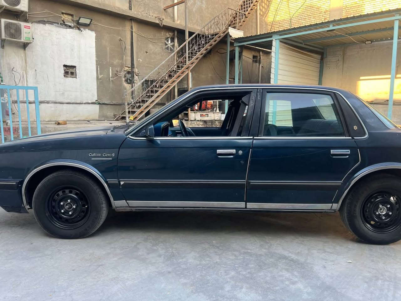 اولدز مديل 90 
مكينه بيها بخار 
حداديه جديده 
تخم تاير جديد 
كهربائيات كلها شغاله
التبريد نقص كمبريسر 
مكانها بغداد 
35 وبيها مجال 
***********
