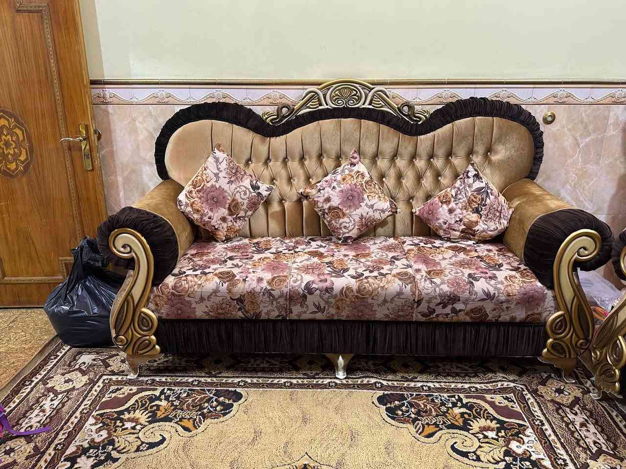 يالله السلام عليكم عندي هذا تخم اربع قطع وعندي بوفيه 300،300 وبيه مجال اتصال ***********
