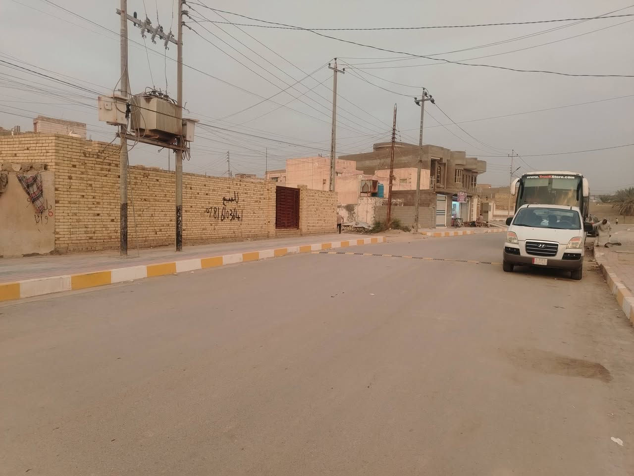 خلف المحكمه • ٥٥٥م • بالطابو