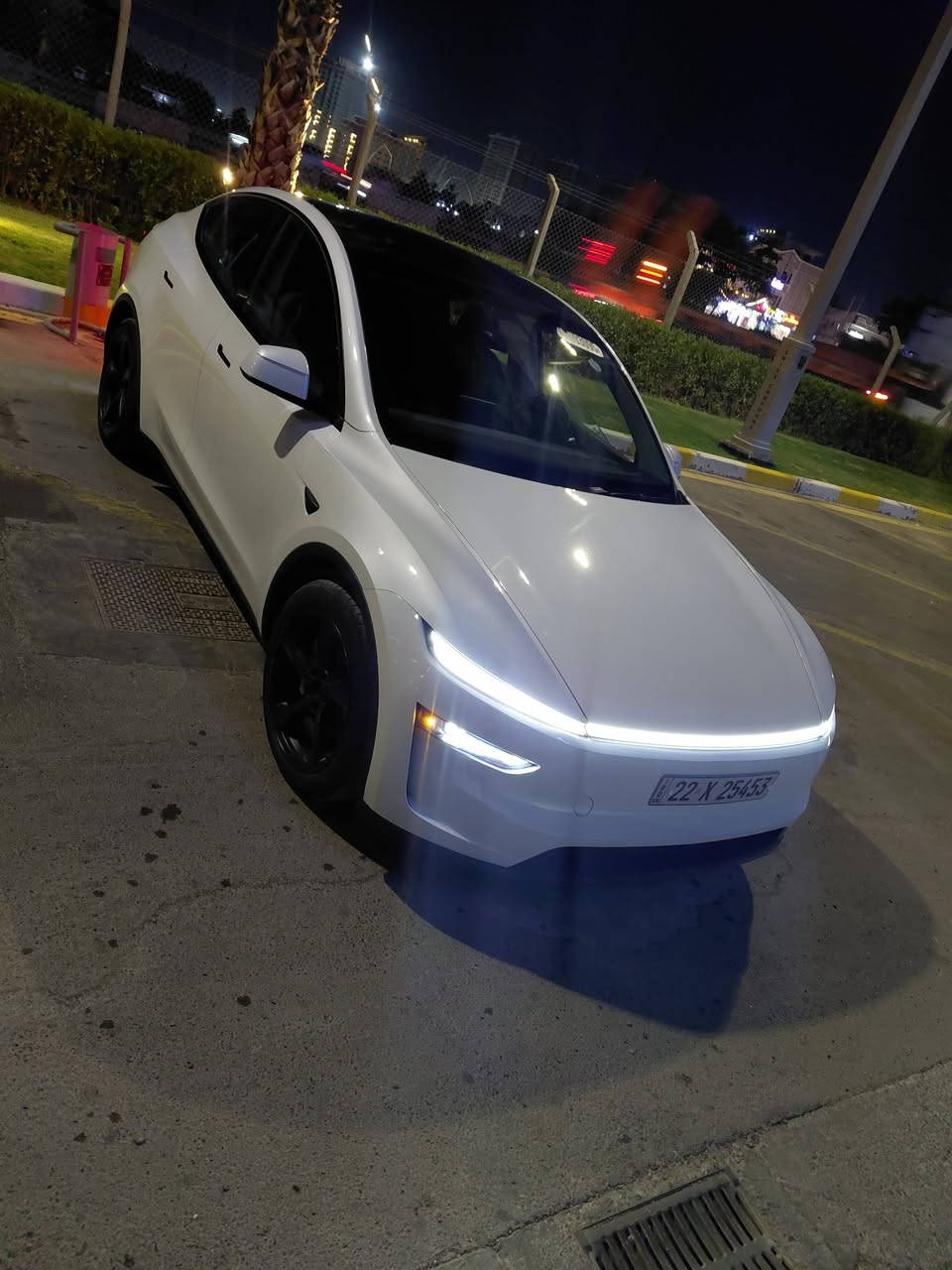 سلام عليكم  TESLA  مودل Y 2026 جونيبر للبيع لونك رينج تك ماطور مدى طويل حادث سيارة فقط جاملغ تبديل نفس لون جهة سايق مواصفات انارة داخلية 64 لون شاشتين كشنات جلد كهرباء امامية خلفية تبريد ذكي قيادة ذاتية 10 كامرات حماية رادارات امامية خلفية جانبية مري كهرباء وضعيتين قيادة بطيء وسريع ممشى سيارة 2000 ميل بعدهة زيرو بوضع شركة سيارة خير من الله مناقصهة شي سعر 335 بيهة مجال  عنوان بغداد غزالية الرقم.                                                   ***********
