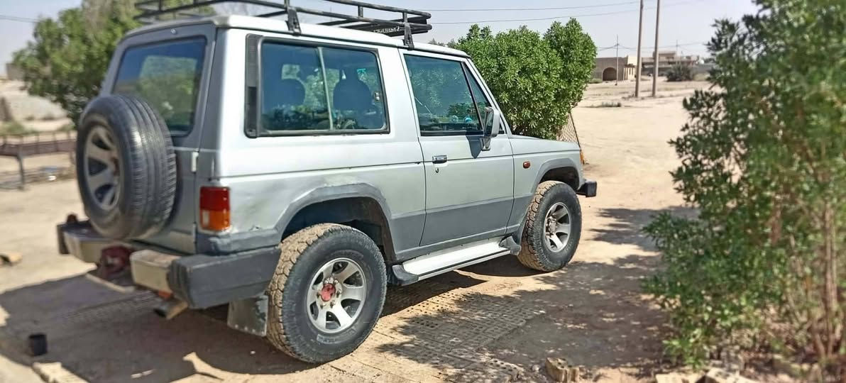 السلام عليكم من رخصه مدير الكروب
سياره كالوبر موديل ١٩٩٣ بانزين محرك سته بستم محرك بلادي مجفت جديد كير جديد صدر نضيف داخل نظيف تخم تاير جديد تبريد شغال رقم بغداد جديد تحويل ثاني يوم السعر ٤٢ ورقه وبيها مجال بعد المعاينه 
للاستفسار اكثر الاتصال على رقم صاحب السياره ***********
