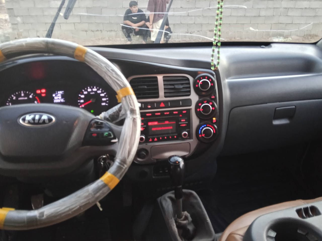 السلام عليكم 
للبيع
كيا حمل 2700 موديل 18 رقم بغداد 
سياره نظيفه سعرها 115
للاستفسار  ***********
مكان السياره الشعب

