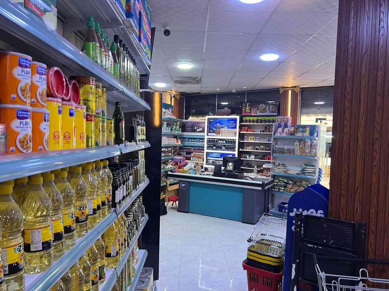 سوبر ماركت للبيع مكــــــــــــانه بغداد # حي الجهاد المحانيه قرب حسنية سيد الشهداء ***********
ايجار  مليون 
سعــــــــــــــــــر 
#سب للبيع ظرؤف خاص شراري يجي يشوف بعين موقع 
مساحه 300متر يحتوى غرفه مبيت مخزن صحية
