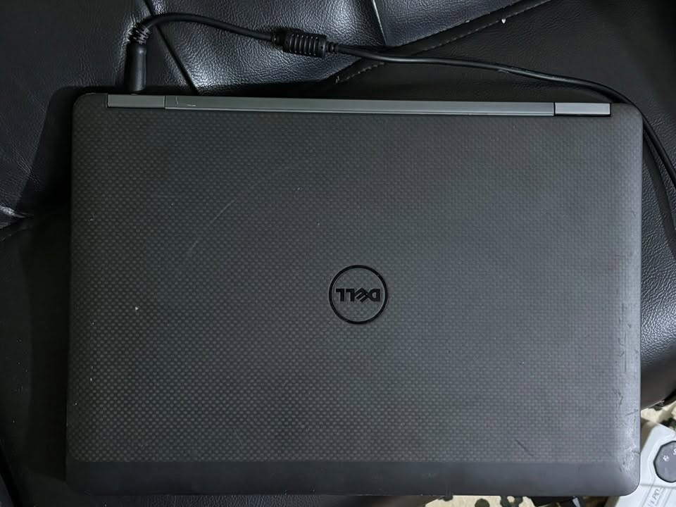 السلام عليكم
* Dell Latitude E7470
* Intel Core i7-6600U
* RAM 16GB
* SSD 256GB
* Intel HD Graphics 520
* شاشة 14” Touch
* دقة 2560×1440 QHD (2K) 
السعر 200 الف
***********
