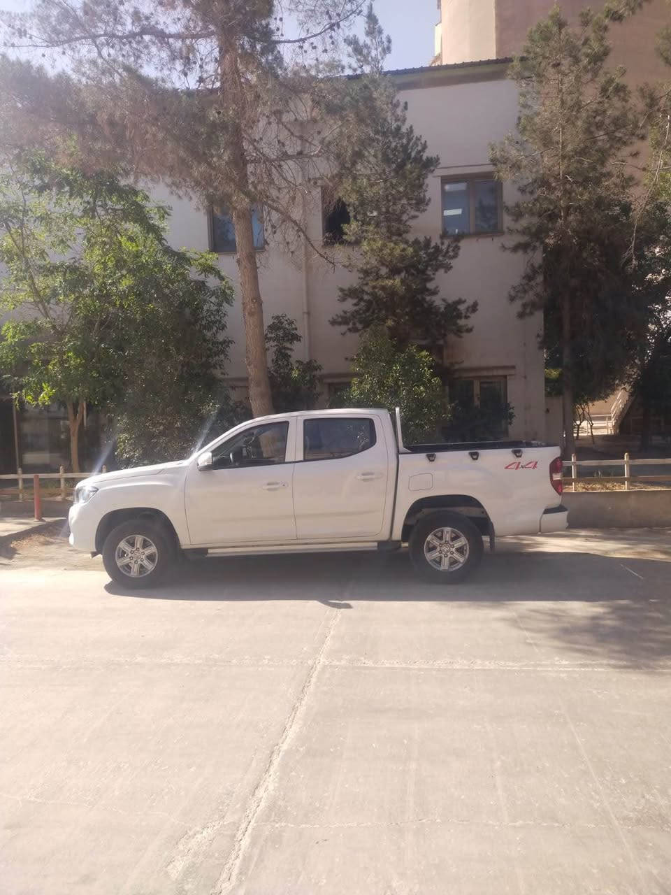 Mg T60
مۆدێل 2023
مواصفات گێڕ عادی. ٥٥ هەزار ڕۆشتوە
ده بل اكسل. گێر و مەکینە قەزافی 2.4
بئ صبوغ بئ تعديل زؤرپاكه هيجي نيه 
*********** السليمانية, العراق
