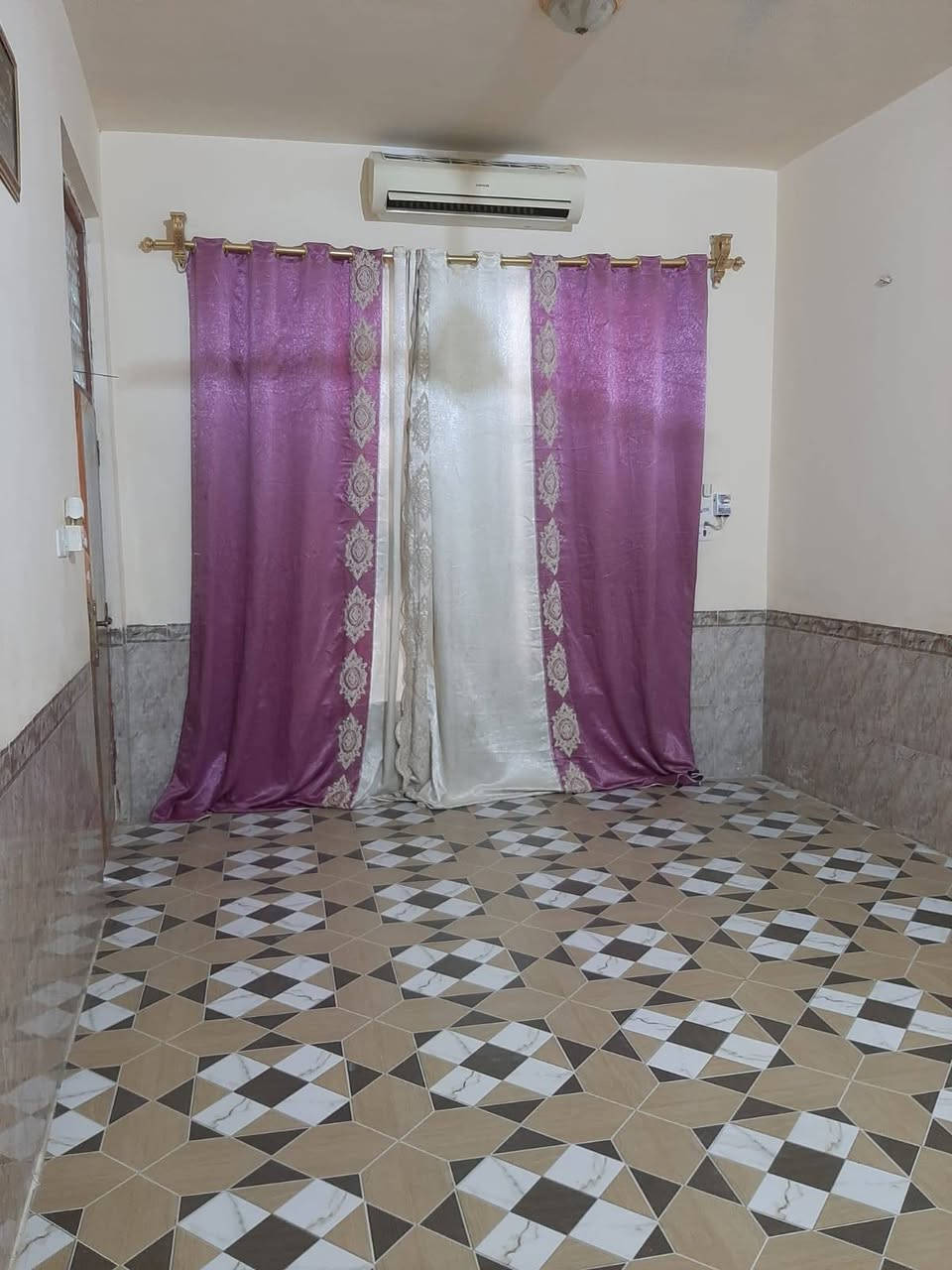 بيت للبيع م١٥٠م بالفتاحيه قرب مدرسة الكتابه اهليه سعر ١١٥ وبي مجال قليل *********** تصال.
