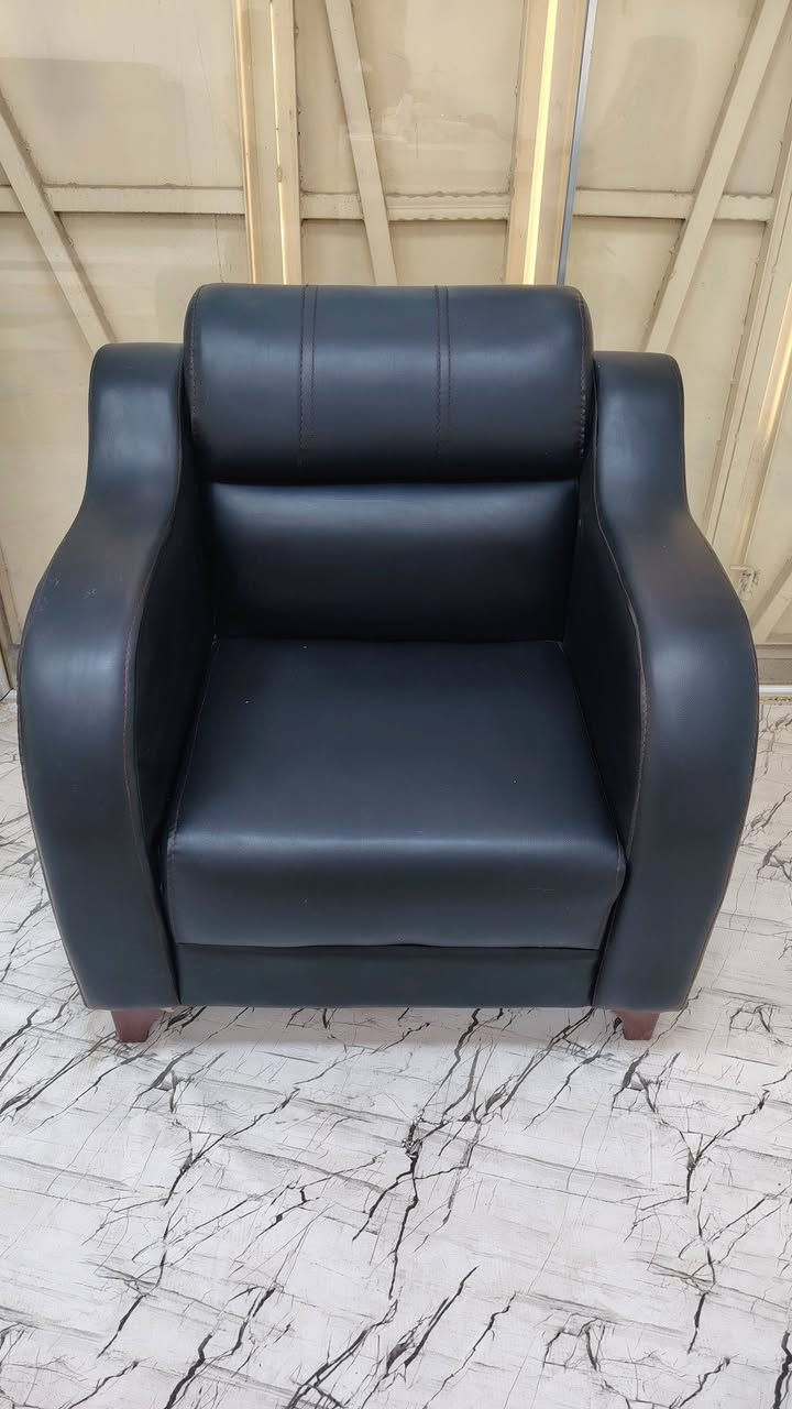 🛋️ تخم مكتبي جلد للبيع 🛋️
يتكون من: 🔹 قنفه ثلاثية
🔹 قنفه ثنائية
🔹 عدد ٢ كرسي
🔹 المجموع ٨ مقاعد
غير مستخدم 

✨ جلد تركي أنيق ومرتب، 

💰 السعر: ٤٥٠ ألف دينار عراقي

للاستفسار /***********
                 ***********

