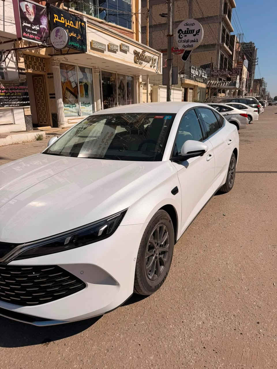 Byd Qin.L
فئه فول موصفات ماعدى الفتحه 
اعلى فئه 
رادار امامي وخلفي
13 كامره 
قياده ذاتيه 
تحديد مسار 
داتا شوب 
سياره ماشيه 29 الف 
بيه ضربه جوه باب الخلفيه ترجع بارد 
رايده 23 مليون قفل مكاني نجف 
رقم ***********
