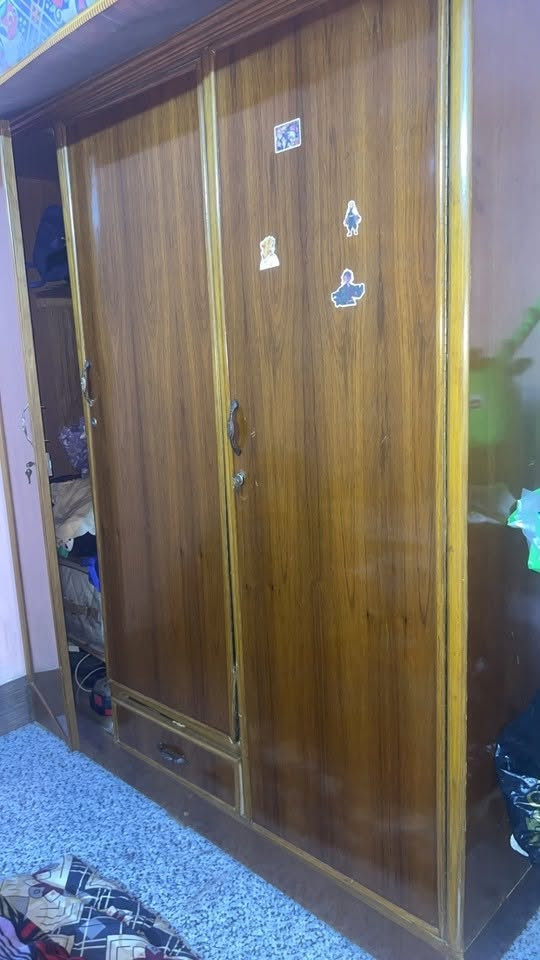 الاغراض مثل الصوره تماما  
ميز المرايا ٤٠ 
الكنتور الوردي ١٠٠ 
الكنتور الصاج ١٠٠
طبعا الكنااتير كلش نضيفات
الجرابي الوحده ب ٣٠
مكاني السيديه وهذا الرقم *********** واتساب او خط
بس اليريد يشتري يدخل

