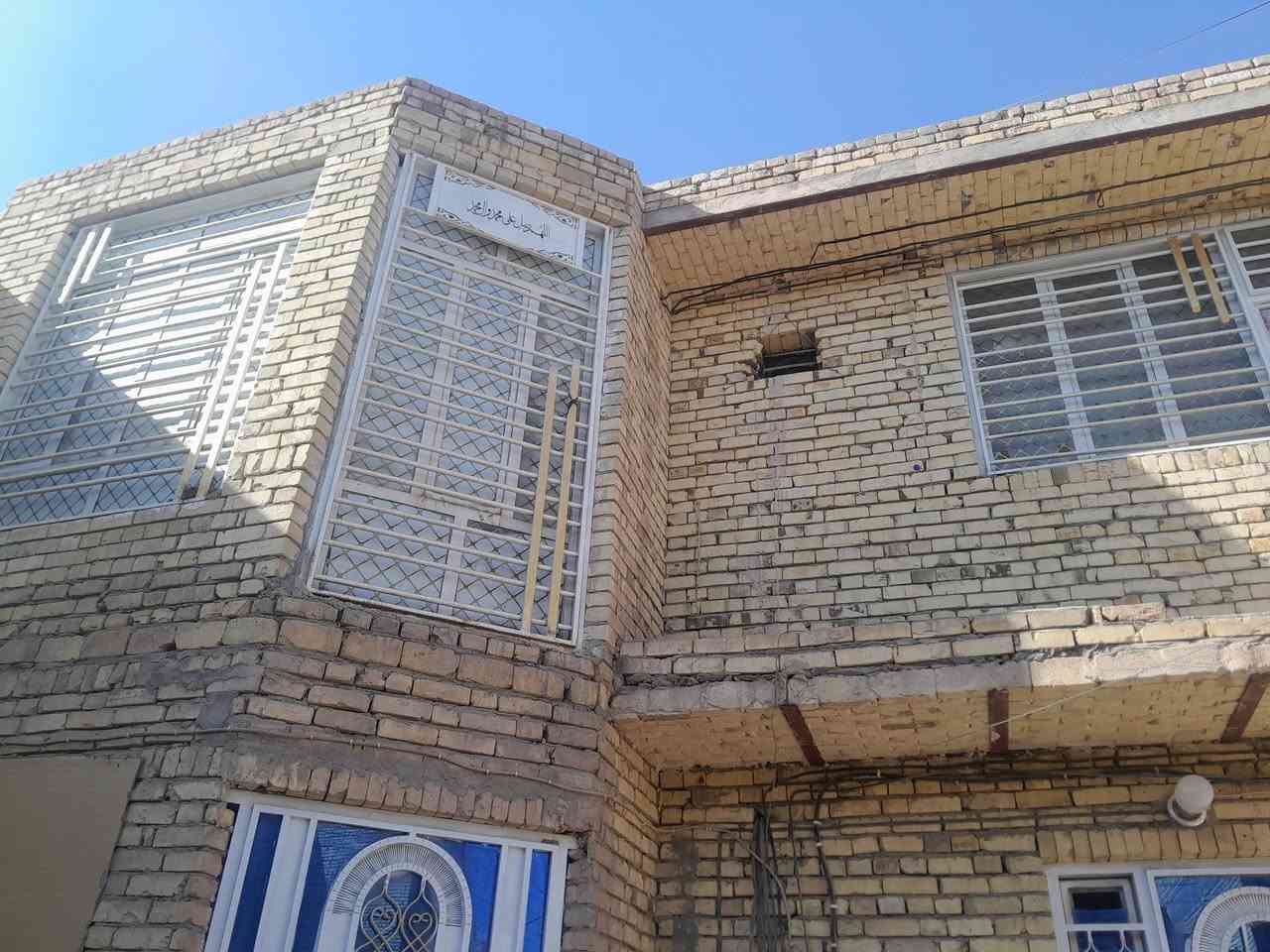 بيت للبيع رقم معامله باسمي واصله للتقييم  ٢٠٠ م ميسان حي القاهره الثانيه طابقين مكون من ٥ غرف نوم ٢ صاله ٢ مطبخ واستقبال مع ٣ صحيات للاستفسار اتصال على الرقم *********** يرهم مراوس.
