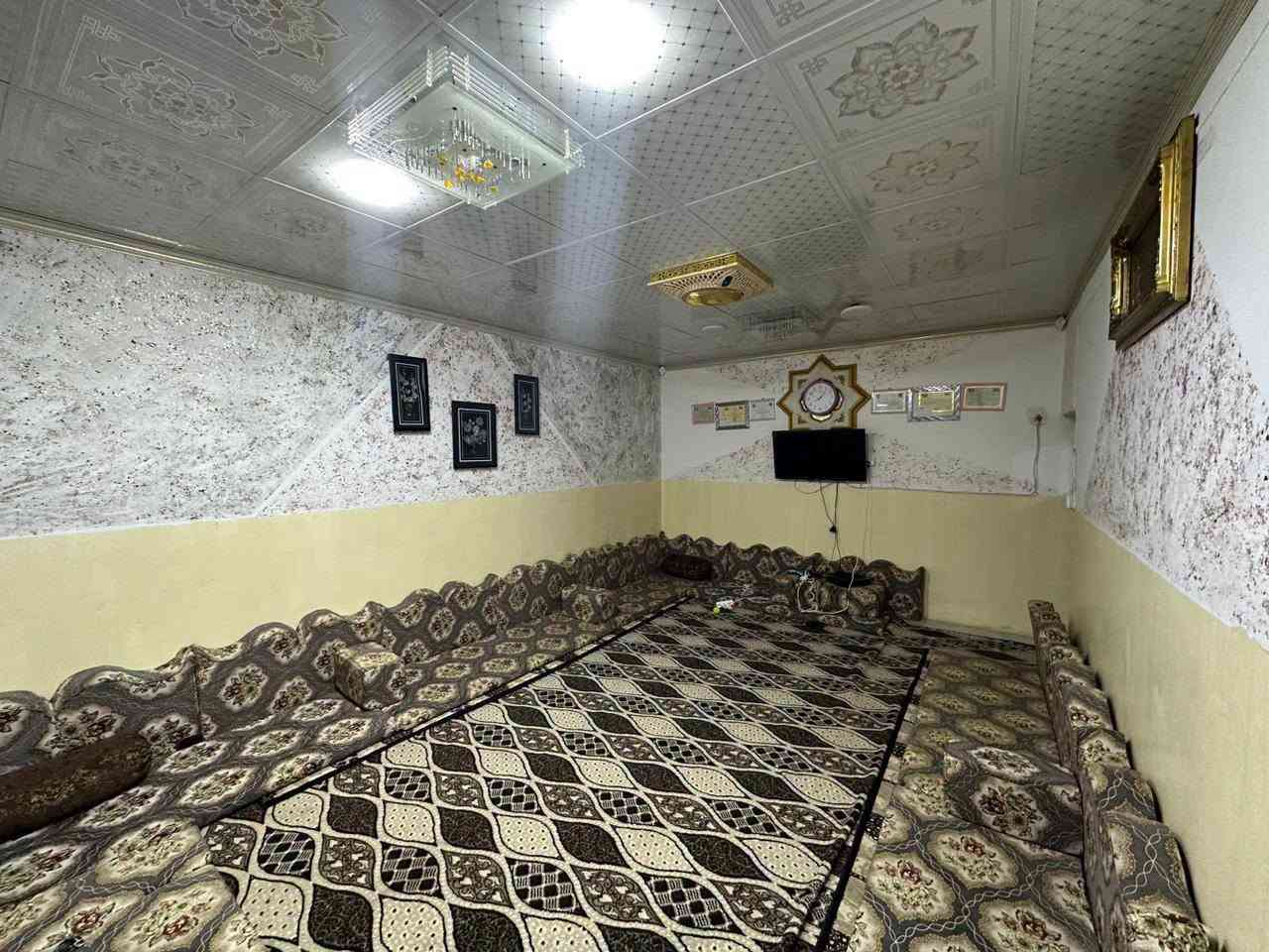 للبيع بيت طابو باسمي 200متر حي النداء مقابل جامع السلام بناءقديم مرمم ارضه بور سلين وسقوف ثانويه وعالي من الشارع وحاليا مؤجر 300ألف السعر 125وبي مجال للتواصل ***********@
